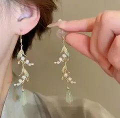 鈴蘭ピアス　パステルカラー　ロングピアス　グリーン　ドロップ　花　揺れるピアス