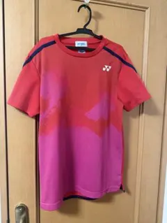 バドミントン用シャツ 赤とピンク
