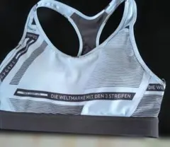 adidasのスポーツブラ