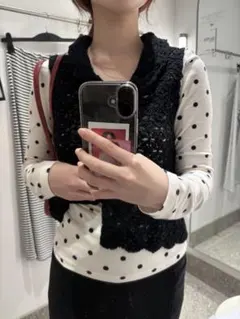 レース編み黒ベスト 前開きボタン付き