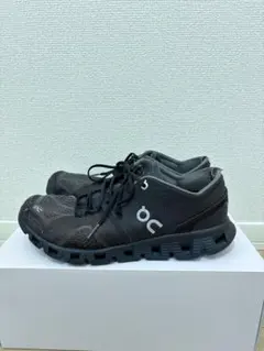 on cloud スニーカー