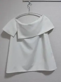 【NOBLE】ほぼ新品　オフショルダー ブラウス ホワイトのサムネイル