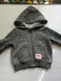 フード付きグレー系トレーナー