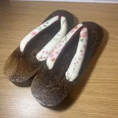 伝統的な木製下駄 花柄鼻緒