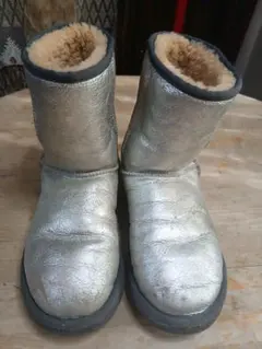 UGG の、24. 5㌢ブーツ、薄金色膜張りソフト軽量革とボア