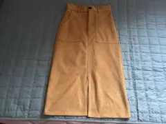 黄色のタイトスカート