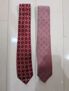 アクアスキュータム　 幾何学模様 ネクタイ 赤