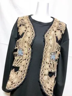 り*ま様 トランスグローバルマーチャンダイス　総刺繍ベスト　ジレ　黒　個性的　個のサムネイル