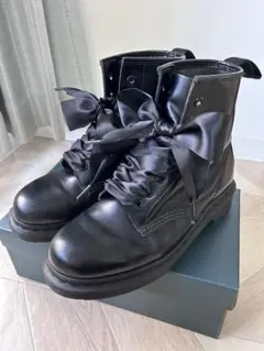 Dr. Martensドクターマーチン 8ホール ブーツ リボン オールブラック