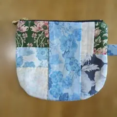 ハンドメイド　パッチワークポーチ 青と緑の花柄