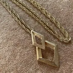 ゴールド ダイヤモンド型 ペンダントトップネックレス　金色　菱形