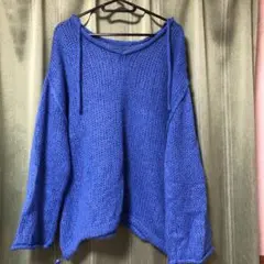 青いニットセーター