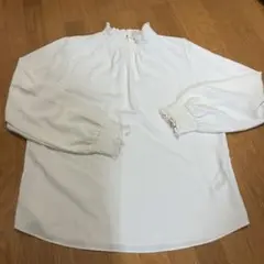 フリルブラウス