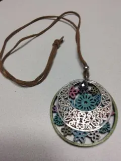 エスニック風　木製&金属透かし花模様ペンダント