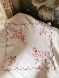 アンティーク フランス 赤糸刺繍 柊の実と葉のブーケ スカラップリネン