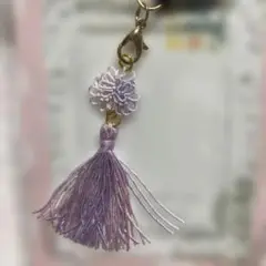 薄紫色の花とタッセルのチャーム