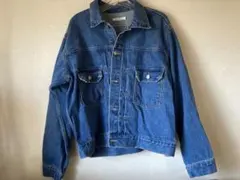 濃い青のデニムジャケットとパンツセット