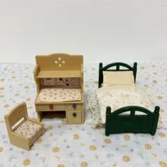 傷・汚れ有り　シルバニアファミリー　勉強机・ベッドまとめ売り