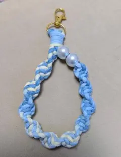 マクラメ編み小さめ青と白のパール付き携帯ストラップ