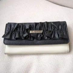 ✩Hello Kitty ✩　フリルデザイン 長財布（未使用）