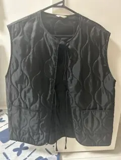 黒いキルティングベスト ノーカラー