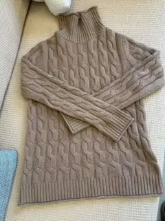 ベージュ ケーブルニット タートルネック セーター