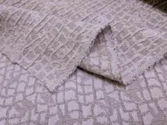 膨れジャガード英文字点在・乱れ格子柄　くすみピンク系　幅１０４ｃｍ×１００ｃｍ長