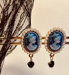 カメオデザインピアス ▪️インディゴブルー　黒ビーズ付