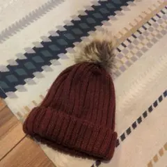 バーガンディ リブ編み ニット帽 ファー付きポンポン