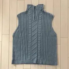水色ニットベスト