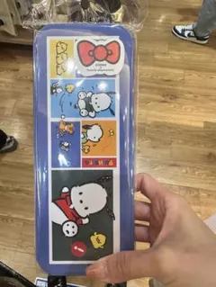 3COINS スリーコインズ　コラボ　サンリオ　ブリキペンケース　ポチャッコ