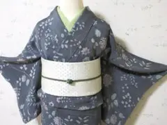 大人の花柄：グレー小紋着物：上向き柄：正絹：美品：M69：裏シミ１つ