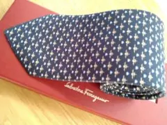 あ*ん様 Salvatore Ferragamo ネクタイ ネイビー新品未使用