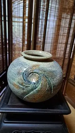 青緑色の丸型陶器花瓶