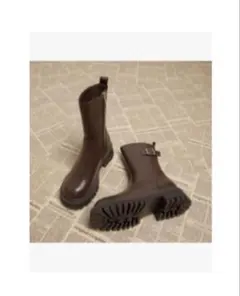 ブラウンショートブーツ バックル付き