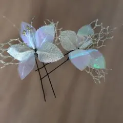 蝶の形状の髪飾り（ホワイト・ゴールド）