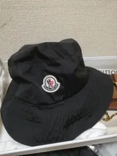 MONCLER バケットハット ブラック Lサイズ　もちろん正規品で美品のサムネイル