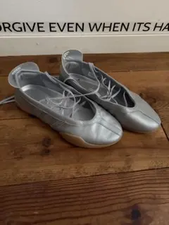 adidas シルバー フラットバレエシューズ