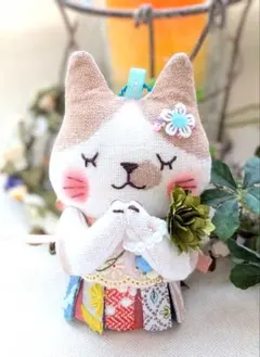 ハンドメイド・お祈り猫チャー厶ストラップ(062)　✤ミナペルホネンはぎれ