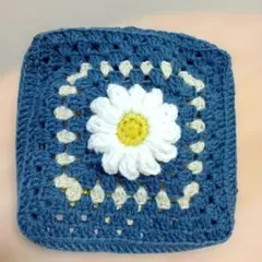 花モチーフのブルーポーチ　手編み