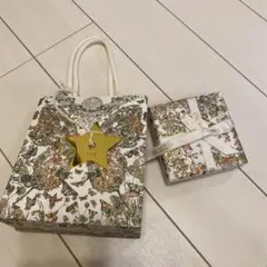 Dior 蝶と花のデザイン ショッピングバッグとギフトボックス