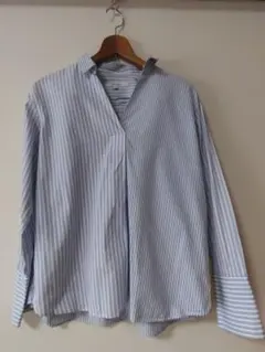 UNTITLED 青と白ストライプ Vネック長袖シャツ