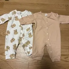 クマ柄ロンパースとベージュカバーオールセット