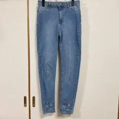裾ビジュー装飾 スキニーデニムパンツのサムネイル