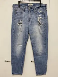 ダメージ加工ライトブルーデニムパンツ