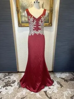 エレガントな赤いVネックドレス ビジュー刺繍付き