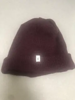 on メリノビーニー　エンジ色