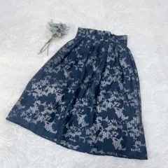 美品 トゥエルブアジェンダ シアー花柄ストライプフレアスカート ネイビー Mのサムネイル