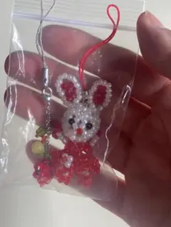 ビーズ　キーホルダー　ハンドメイド　ウサギ　イチゴ