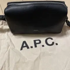 A.P.C. ブラックレザーショルダーバッグ